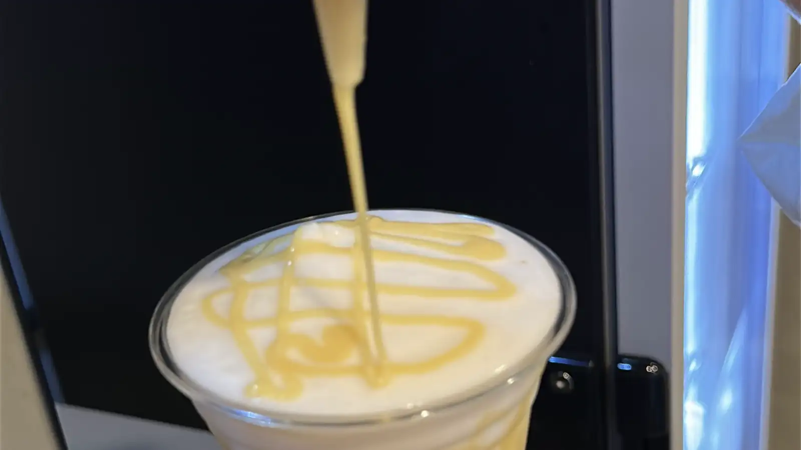 Caramelo cayendo sobre una bebida fría en un vaso de PEDALiCAFÉ