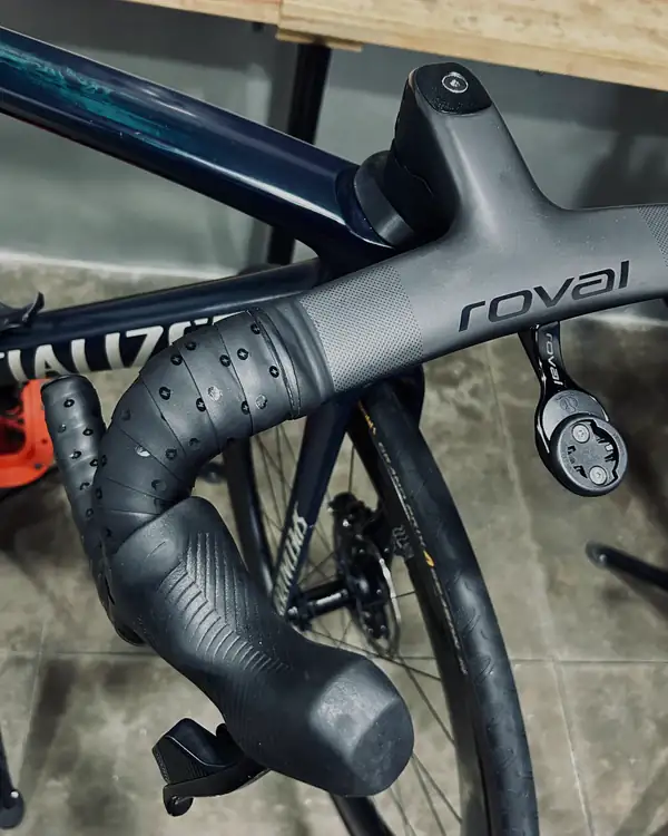Detalle del manubrio y la potencia de una bicicleta de ruta en el taller de PEDALiCAFÉ
